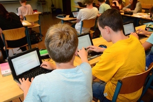 Schüler beim Arbeiten an Laptops